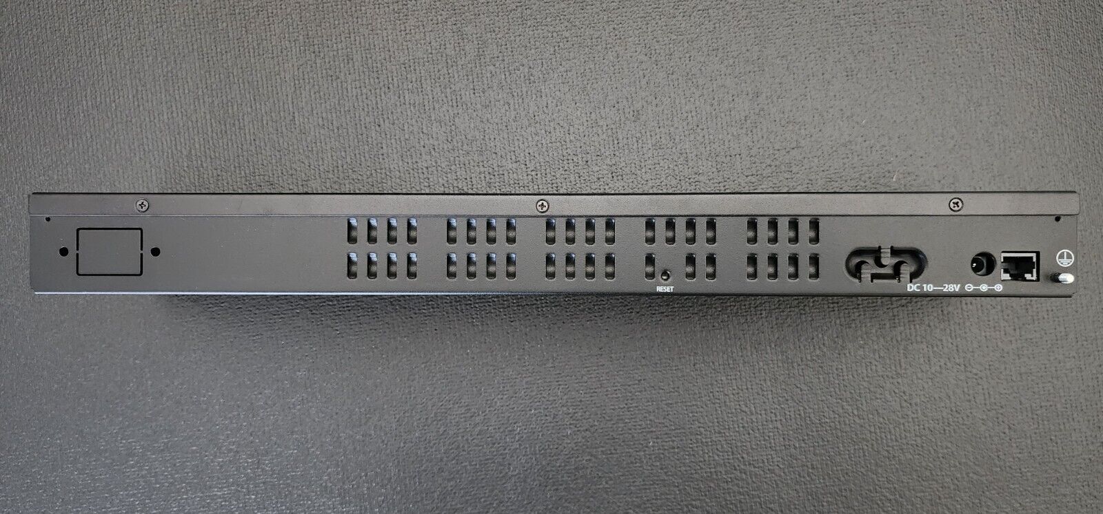 RouterBOARD MikroTik RB3011UiAS-RM con 10 puertos Gigabit Ethernet - Vista frontal del router rackmount
