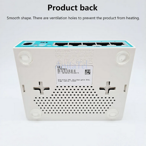 RouterBOARD RB750Gr3 vista inferior con etiquetas y ventilación