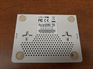 RouterBOARD RB750UP vista inferior
