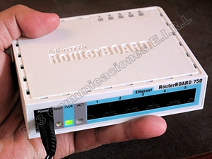 RouterBOARD RB750 tamaño comparado con una mano