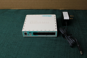 RouterBOARD RB750r2 caja original MikroTik con embalaje comercial