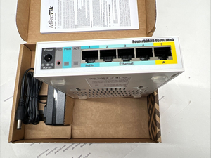 RouterBOARD RB951Ui-2HnD en su caja de empaque